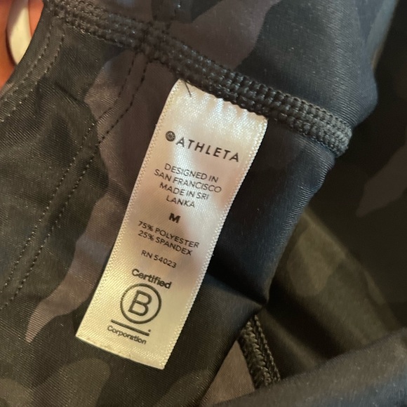 Superb cute Athleta Ultimate Stash Pocket Camo 7/8 Tight size medium - Picture 5 of 12